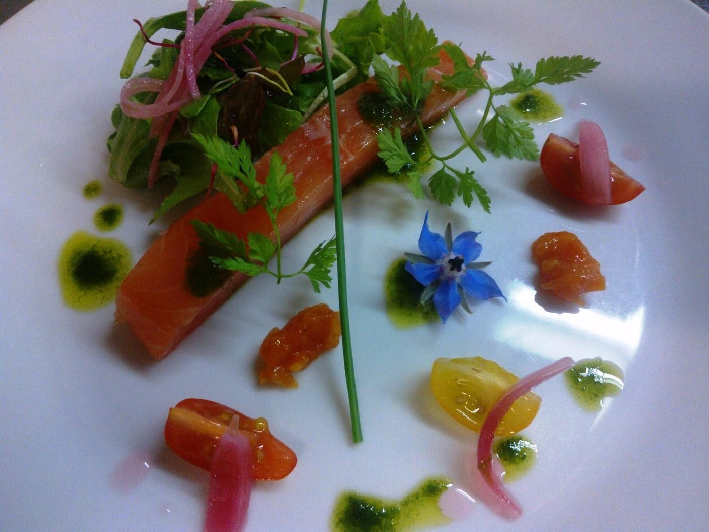 Gravlax de saumon aux fleurs de bourrache — cuisine du Chef Jean-Yves Jacquot à L'Ardoise