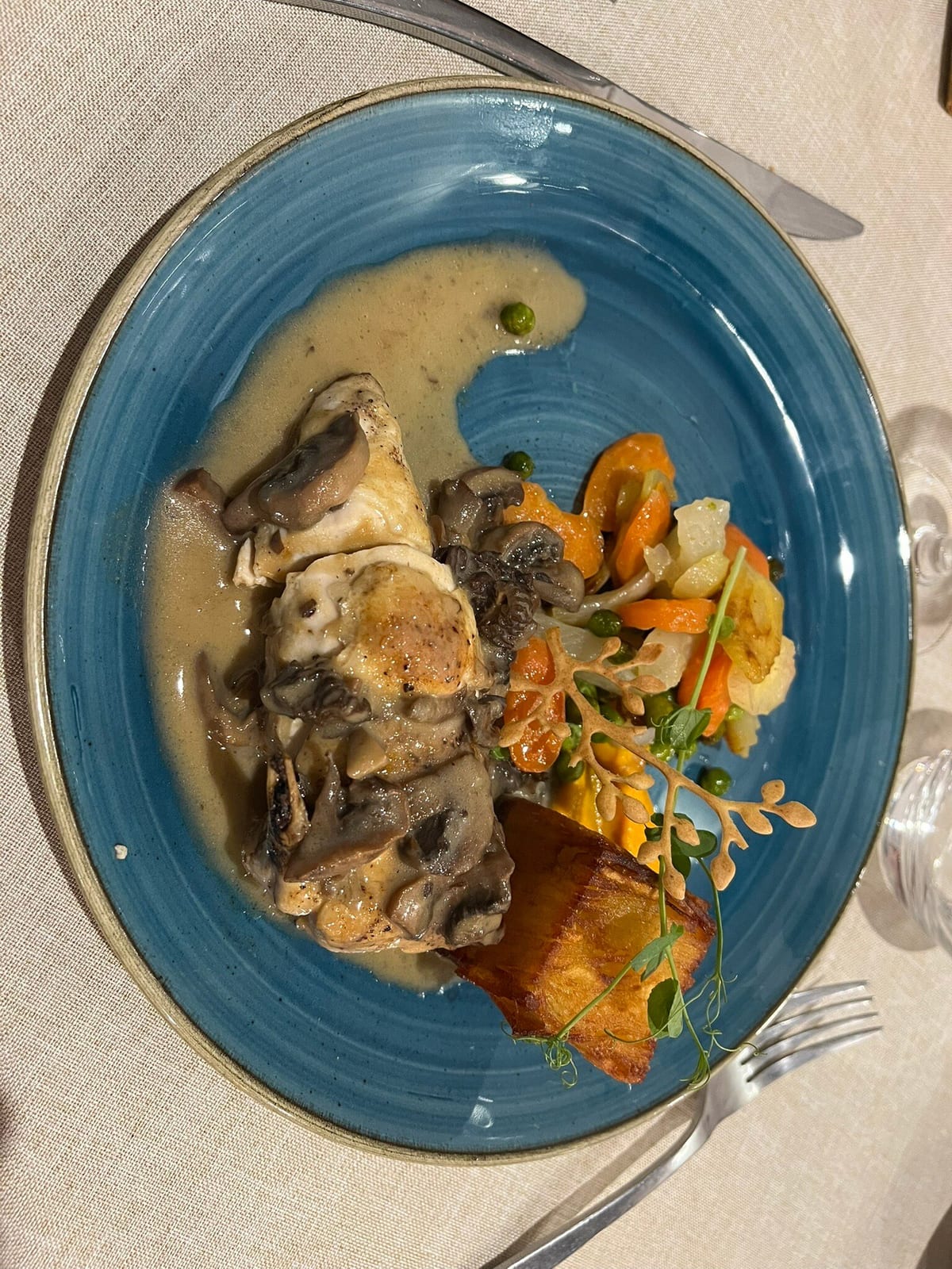 Ballotine de volaille, jus aux champignons et légumes de saison