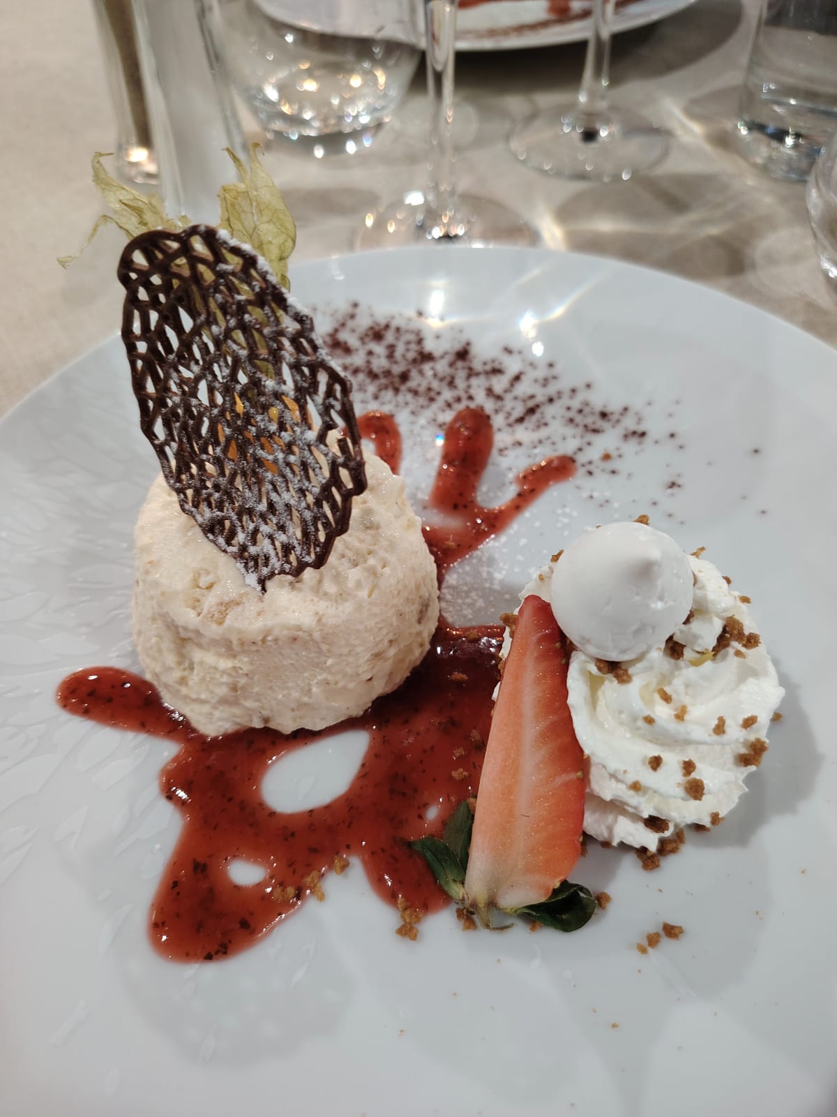 Parfait glacé, tuile cacao et fraise fraîche — dessert signature